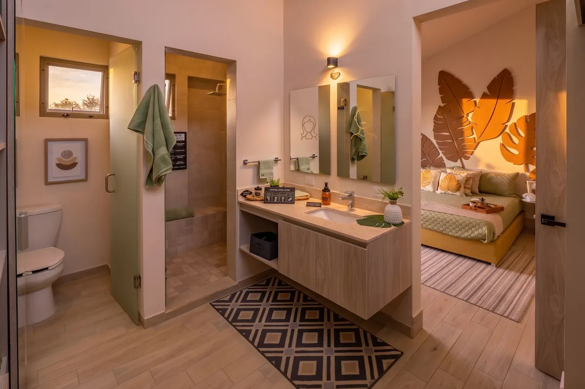 Recámara principal del modelo LIVET V.2 — baño principal amplio con acabados premium